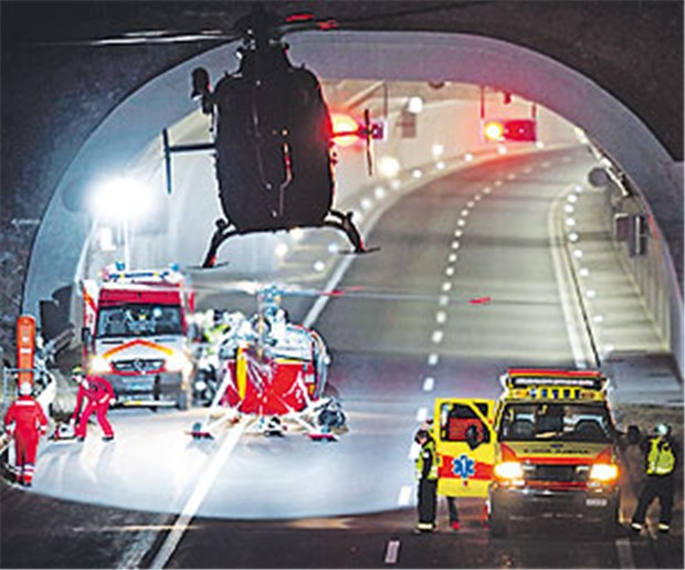 Riesige Rettungsaktion nach schwerem Busunglück Der Tunnel-Eingang an der A9 im Kanton Wallis: Mit Hubschraubern wurden die Verletzten in die Unikliniken geflogen.