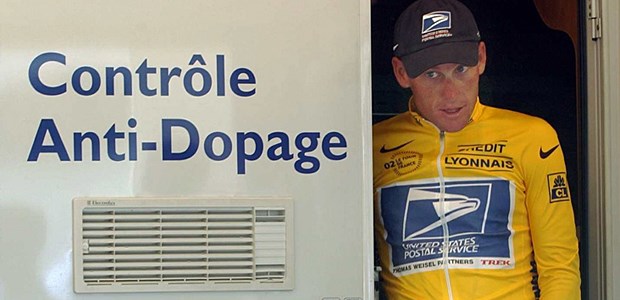 Dopingbeichte vor TV-Kameras? Der US-Amerikaner Lance Armstrong geht bei der Tour de France im Juli 2002 durch die Tür der "Controle Anti-Dopage" in Les-Deux-Alpes. Doping-Vorwürfe gab es gegen ihn bereits damals, eine positive Probe nie.
