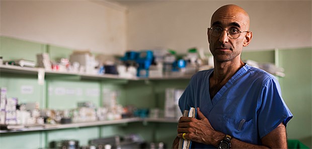 Ein Arzt für Hunderttausende Menschen Der US-Chirurg Tom Catena steht in der Klinik „Mutter der Gnade“ im Ort Gidel im Konfliktgebiet der Nubaberge im Süden des Sudans. Die von dem katholischen Missionar gegründete Klinik ist das einzige Krankenhaus in der Region für Hunderttausende Menschen.