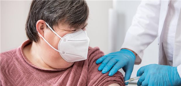 Der Bayerische Hausärzteverband fordert: Inklusive Medizin muss ins Studium Der Umgang mit Patienten, die geistig und oft auch körperlich schwer beeinträchtigt sind, stellt besondere Anforderungen an Ärzte. Der bayerische Hausärzteverband fordert deshalb, mehr Augenmerk im Studium auf dieses Thema zu richten.
