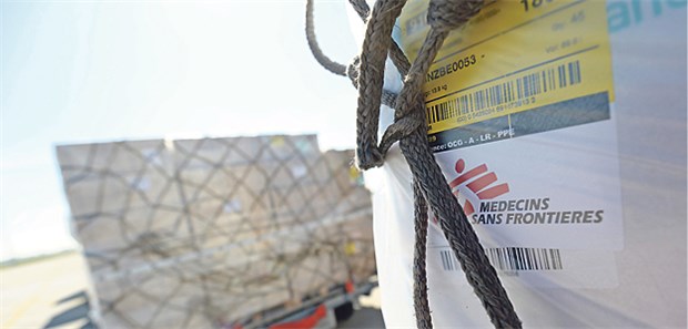 Es gibt Profiteure der Krise Der Umschlag von Hilfsgütern in Richtung Ebola-Länder läuft, der Handel liegt in den betroffenen Gebieten darnieder.