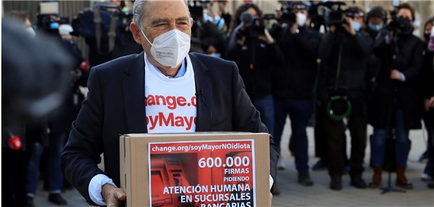 Pensionierter Arzt zettelt Rentnerprotest gegen Onlinebanking an Der Urologe Carlos San Juan de Laorden trägt ein Paket mit Unterschriften, 600000 sind es bisher.
