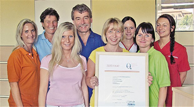 Der Urologe Dr. Wolfgang Lessel und das Team seiner Magdeburger Praxis haben sich nach QEP zertifizieren lassen. Die Urkunde bescheinigt die Qualität der Arbeit im Praxisalltag.