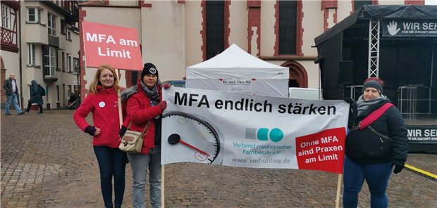 Wider die Sparpolitik, für mehr Anerkennung Der Verband der medizinischen Fachberufe sind ebenfalls auf dem Protest vertreten: „Wir sehen erheblich die ambulante Regelversorgung in Gefahr und wir haben Sorge für den Erhalt unserer Arbeitsplätze."