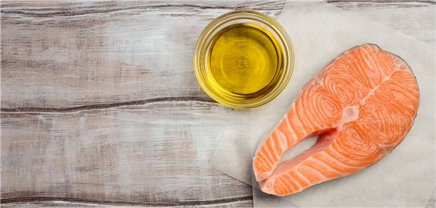 Der Verzehr von mehr ungesättigten Fettsäuren, wie sie zum Beispiel in Lachs und Olivenöl reichlich vorhanden sind, ist einer aktuellen Studie zufolge mit einer geringeren Sterberate, auch in Bezug auf kardiovaskuläre und Krebserkrankungen assoziiert.