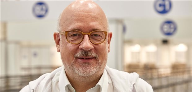 Virchowbund-Chef: AOK will auf dem Rücken von Ärzten und Patienten sparen Der Virchowbund-Vorsitzende Dirk Heinrich kritisiert Pläne der AOK, Vergütungen senken zu wollen.