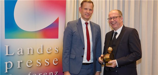 Der Virologe Dr. Jürgen Rissland (r.) erhält in Saarbrücken den Medienpreis Goldene Ente der Landespressekonferenz Saar , hier mit Laudator Professor Hendrik Streeck.