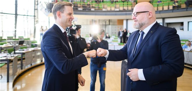 Corona-Aufarbeitung im Sächsischen Landtag: Streeck sieht Lücken bei Forschung Der Virologe und CDU-Bundestagsabgeordnete Hendrik Streeck (li.) wurde am Donnerstag zu Beginn der Sitzung vom Vorsitzenden des Untersuchungsausschusses Andreas Nowak (CDU) begrüßt.