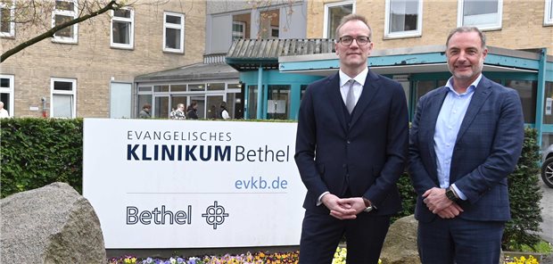 Neuer Chefarzt in Bethel Der Vorsitzende Geschäftsführer des EvKB Mathias Kreft (r.) begrüßt Dr. Henning Gockel am Johannesstift.