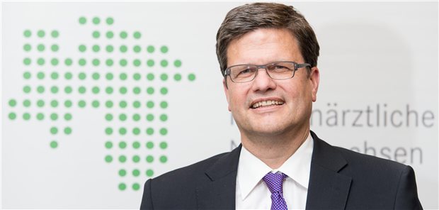 KV Niedersachsen mahnt Leistungskatalog zur sektorengleichen Vergütung an Der Vorsitzende der KV Niedersachsen Mark Barjenbruch wirft dem Bundesgesundheitsministerium Untätigkeit bezüglich der Ausarbeitung eines Katalogs sektorengleich vergüteter Leistungen vor.