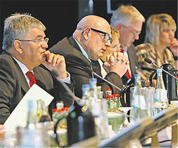 Fachärzte-EBM entsteht unter Schmerzen Der Vorsitzende der Versammlung, Dr. Jochen Weidhaas (links), und KBV-Chef Köhler blicken skeptisch.