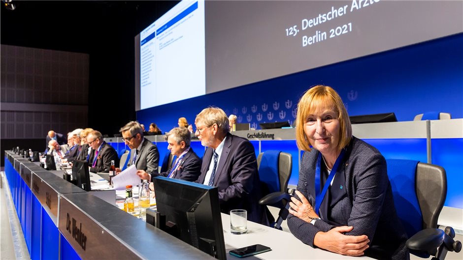 Der Vorstand der Bundesärztekammer bei der Arbeit. Vorne im Bild: Niedersachsens...