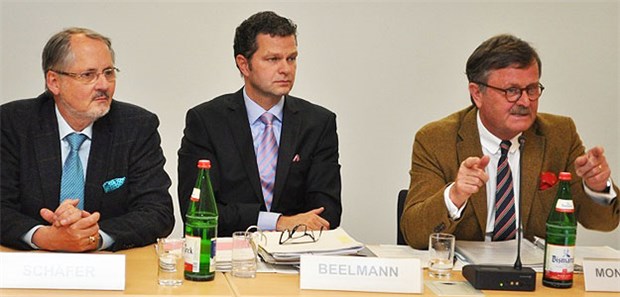 Montgomery und Schäfer im Amt bestätigt Der Vorstand der Hamburger Ärztekammer: Professor Frank Ulrich Montgomery (r.) und sein Stellvertreter Klaus Schäfer (l.). In der Mitte Dr. Klaus Beelmann.