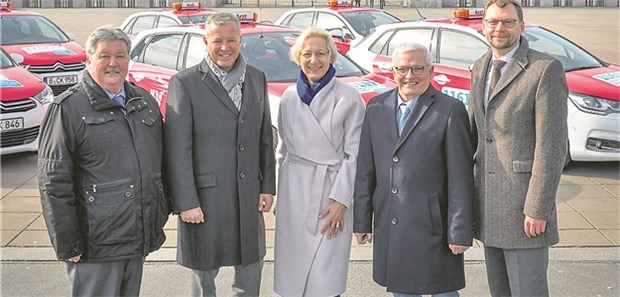 Reformbedarf bei der Notfallversorgung Der Vorstand der KV Berlin vor der erneuerten Fahrzeugflotte des fahrenden Ärztlichen Bereitschaftsdienstes.
