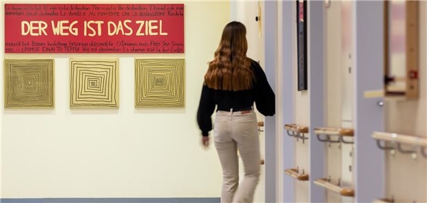 Frau auf einem Flur im Klinikum Nürnberg Süd