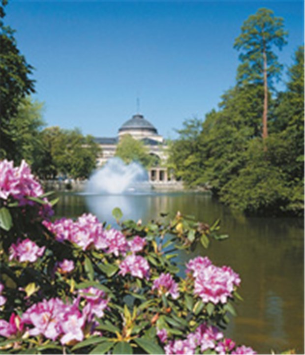 Wiesbaden - eine klassische Kurstadt mit Charme Der Wiesbadener Kurpark bietet im Frühjahr eine herrliche Blütenpracht. © Werner Otto / imago