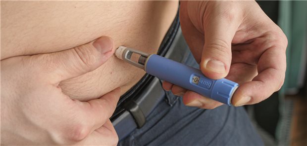 Mann injiziert sich ein Therapeutikum.