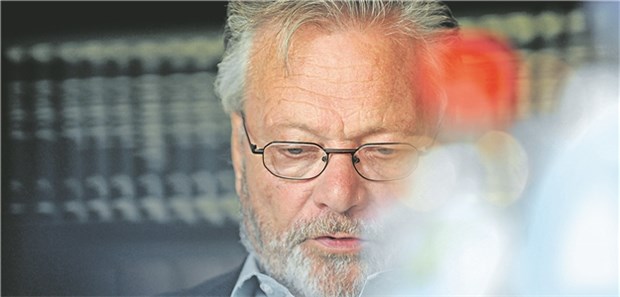 Suizid per Arznei? Gutachter sieht jetzt Karlsruhe am Zug Der Witwer Ulrich Koch im Jahr 2012: Der Fall seiner gestorbenen Frau war Anlass für das Urteil.