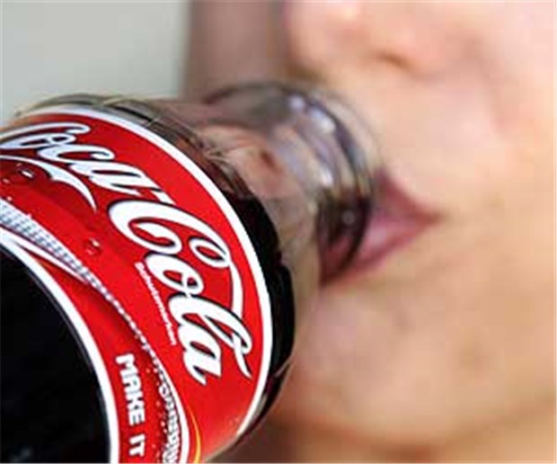Gesüßte Softdrinks gefährden Frauenherzen Der Zucker in gesüßten Softdrinks erhöht bei Frauen die Gefahr für Herzerkrankungen - und schlägt sich auch auf der Taille nieder.