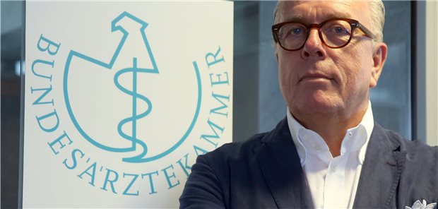 Der Zuwachs an Ärztinnen und Ärzten reicht nicht aus, um den Behandlungsbedarf einer Gesellschaft des langen Lebens zu decken, sagt Dr. Klaus Reinhardt, Präsident der Bundesärztekammer. (Archivbild)