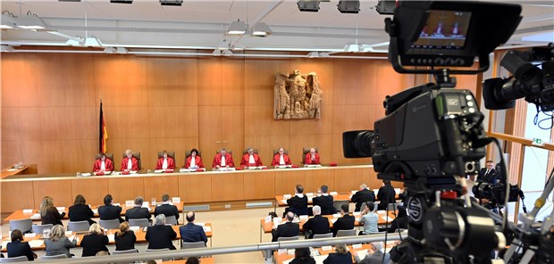 Verbot der geschäftsmäßigen Sterbehilfe verfassungswidrig Der Zweite Senat des Bundesverfassungsgerichts, Christine Langenfeld (hintere Reihe, l-r), Doris König, Monika Hermanns, Sibylle Kessal-Wulf, Vorsitzender Andreas Voßkuhle, Peter M. Huber, Johannes Masing und Ulrich Maidowski, verkündet das Urteil zum Sterbehilfe-Verbot.