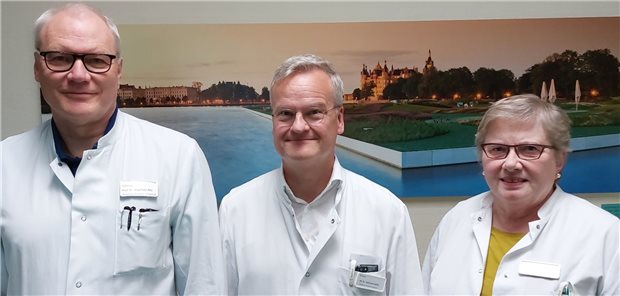 Dr. Johannes Bükki ist neuer Chefarzt der Palliativmedizin bei Helios in Schwerin Der ärztliche Direktor der Helios Kliniken, Professor Jörg-Peter Ritz (v.l.), Neuzugang Dr. Johannes Bükki und die bisherige Leiterin der Palliativabteilung Barbara Annweiler.