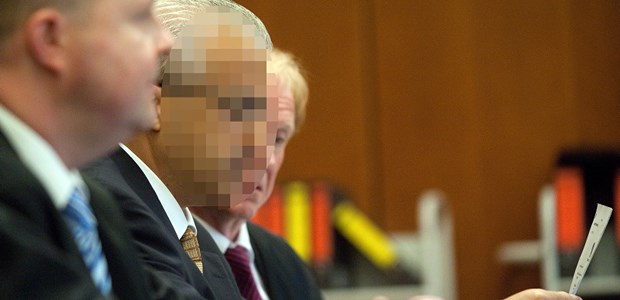 Chirurg kommt auf freien Fuß Der angeklagte Arzt im August 2013 im Landgericht Göttingen mit seinen Verteidigern beim Auftakt des Prozesses.
