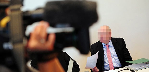 Völlig nackte 13-Jährige untersucht Der angeklagte Gynäkologe vor Gericht.