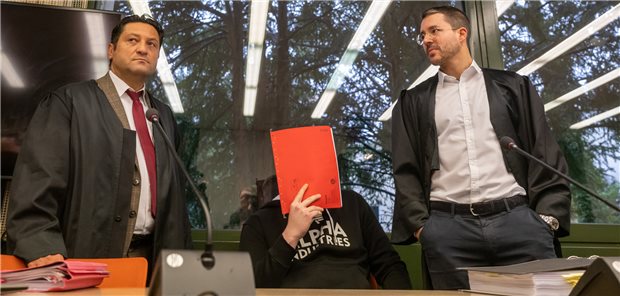 „Nur die eine Option: Sie ruhigzustellen“ – Pfleger gesteht Morde Der angeklagte Krankenpfleger sitzt zum Prozess-Auftakt zwischen seinen Anwälten Ömer Sahinci (l) und Benedikt Stehle (r). Der Mann soll im Münchner Klinikum Rechts der Isar zwei Patienten getötet haben. Er ist außerdem wegen sechs Mordversuchen angeklagt.