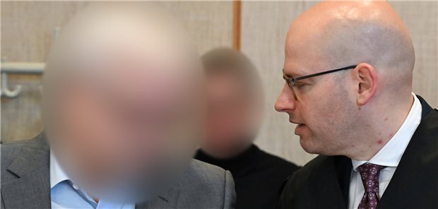 Auftakt im Korruptionsprozess gegen Frankfurter Medizin-Staatsanwalt Der angeklagte ehemalige Frankfurter Oberstaatsanwalt Alexander B. mit seinem Anwalt beim Prozessauftakt im Gerichtssaal des Frankfurter Landgerichts.
