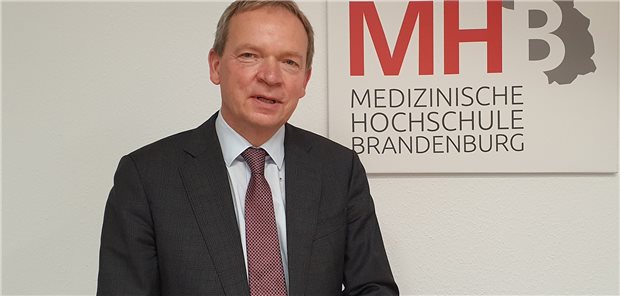 Der anlässlich der Gründung der Medizinischen Hochschule Brandenburg viel beschworene Klebeeffekt funktioniert: MHB-Präsident Professor Hans-Uwe Simon.
