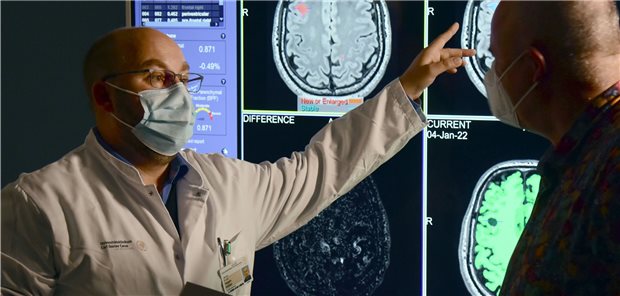 Der auf MS spezialisierte Neuroradiologe Dr. Hagen Kitzler (l.) erklärt einem Patienten, der am Projekt MSPie teilnimmt, die Veränderungen, die bei den jährlichen Kontrollen erkannt wurden. Textbaustein: Fotohinweis Uniklinikum Dresden/Holger Ostermeyer