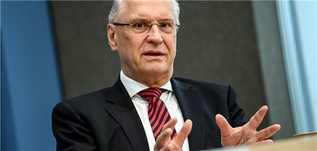 Der bayerische Innenminister Joachim Herrmann (CSU) hat nach der erneuten Ausrufung des Katastrophenfalls Ärztliche Leiter in Krankenhäusern mit erweiterten Kompetenzen ausgestattet.