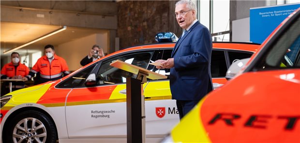 Entlastung von Notarzt und Rettungswagen: Bayern testet Rettungseinsatzfahrzeuge Der bayerische Innenminister Joachim Herrmann stellte die zwei Modelle des neuen Rettungseinsatzfahrzeuges „REF“ vor.