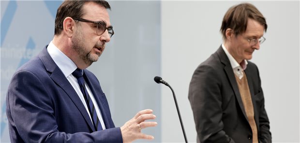 Der bayrische Gesundheitsminister Klaus Holetschek (li.) fordert „Schutzvorkehrungen“ für die Vertragsärzte. Jetzt verstärkt er den Druck auf den Bundesgesundheitsminister Karl Lauterbach in einem Brief.