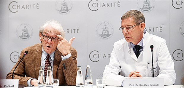Vergiftung wahrscheinlich Der behandelnde Arzt, Dr. Kai-Uwe Eckardt (r.) und Professor Karl Max Einhäupl, Leiter der Charité, halten eine Vergiftung von Pjotr Wersilow für plausibel.