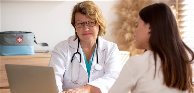 Ärztin im Gespräch mit Patientin.