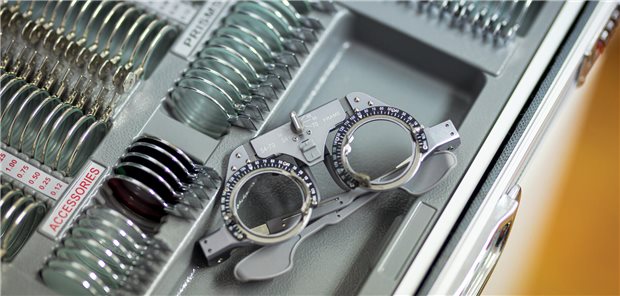 Der bestkorrigierte Fernvisus verbesserte sich von durchschnittlich 1,07 0,4 logMAR (Logarithmus des minimalen Auflösungswinkels) auf 0,64 logMAR und bei doppelter Vergrößerung sogar auf 0,41 0,16 logMAR. Im Nahbereich verbesserte sich der bestkorrigierte Visus im Schnitt um 0,47 0,3 logMAR und bei zweifacher Vergrößerung um weitere 0,71 0,3 logMAR.