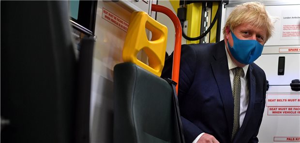 NHS-Reform geplant – Ärzte in Sorge Der britische Premierminister Boris Johnson bei einem Besuch des Hauptquartiers des Londoner Ambulance Service NHS Trust. Johnson plant offensichtlich drastische Reformen für den NHS.