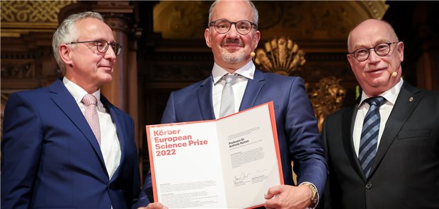 Anthony Hyman erhält Körber-Preis 2022 Der britische Zellbiologe Anthony Hyman (Mitte) wurde am Freitag im Hamburger Rathaus mit dem Körber-Preis ausgezeichnet. Hier zusammen mit Lothar Dittmer (l), Vorstandsvorsitzender der Körber-Stiftung, und Martin Stratmann, Präsident der Max-Planck-Gesellschaft und Vorsitzender des Kuratoriums des Körber-Preises.