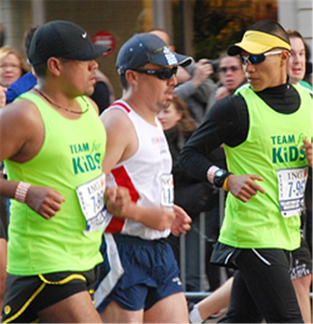 Chilenischer Bergmann erfolgreich bei Marathon Der chilenische Bergmann Edison Peña (mitte) beim Marathon in New York am Sonntag.
