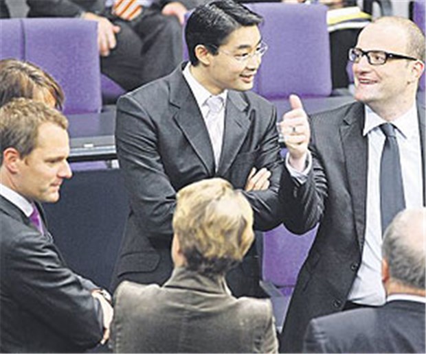 GKV-Finanzreform vergrätzt Hausärzte Der damalige Gesundheitsminister Philipp Rösler (FDP, Mitte) und Jens Spahn (CDU, rechts) bei der Abstimmung zum GKV-Finanzierungsgesetz.