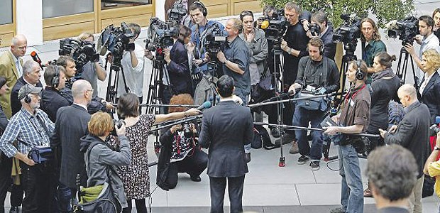 Wildsau und Gurkentruppe Der damalige Minister Philipp Rösler (FDP) vor Journalisten bei Vorstellung des GKV-Finanzierungsgesetzes.