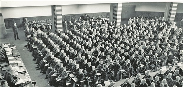 Feinsinnige Geister und Antisemiten Der damalige Reichsärzteführer Gerhard Wagner bei der Eröffnung des 53. Kongresses der DGIM 1935.