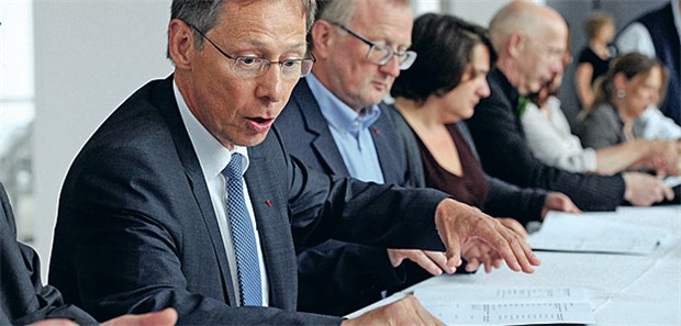 Auf dem Weg zum legalen Cannabiskonsum Der designierte Bremer Regierungschef Carsten Sieling (l. SPD) bei der Unterzeichnung des Koalitionsvertrages.