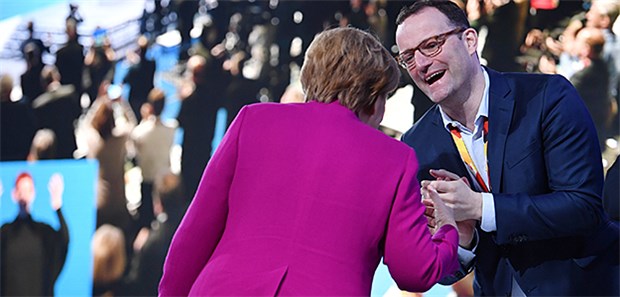 Jens Spahn ist kein Freund von Wartezeiten auf Arzttermine Der designierte Gesundheitsminister Jens Spahn (CDU) gratuliert Bundeskanzlerin Angela Merkel (CDU) nach ihrer Rede beim 30. Parteitag der Christlich Demokratischen Union Deutschlands (CDU).