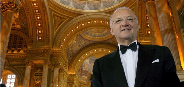 Deutscher Biochemiker für Brustkrebs-Therapie geehrt Der deutsche Biochemiker Axel Ullrich bei der Verleihung des Thailändischen Medizinpreises Prince Mahidol Award. (Archivbild)