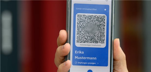 Ärzte sollen Impfzertifikat-Modul fürs PVS kostenlos erhalten Der digitale Impfnachweis – in Arztpraxen soll er ab Ende Juni erstellt werden können. dpa