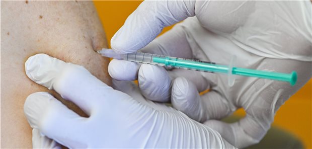 Der dritte Piks gegen Corona: Laut KBV ist die Haftungsfrage nun geklärt. Gleiches gilt für Impfungen von Kindern und Jugendlichen.