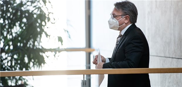 Transparency fordert härtere Strafen für Abgeordnete Der ehemalige CSU-Abgeordnete und Gesundheitsexperte Georg Nüßlein auf einem seiner letzten Wege in den Bundestag: Ebenso wie sein Amts-Kollege Alfred Sauter wird er wohl ohne Strafe davonkommen.